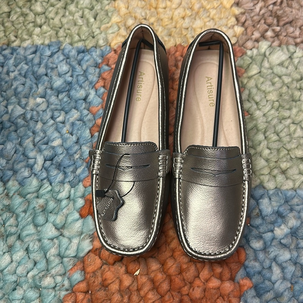 Artiste, Size 11, described as gold but more bronze.